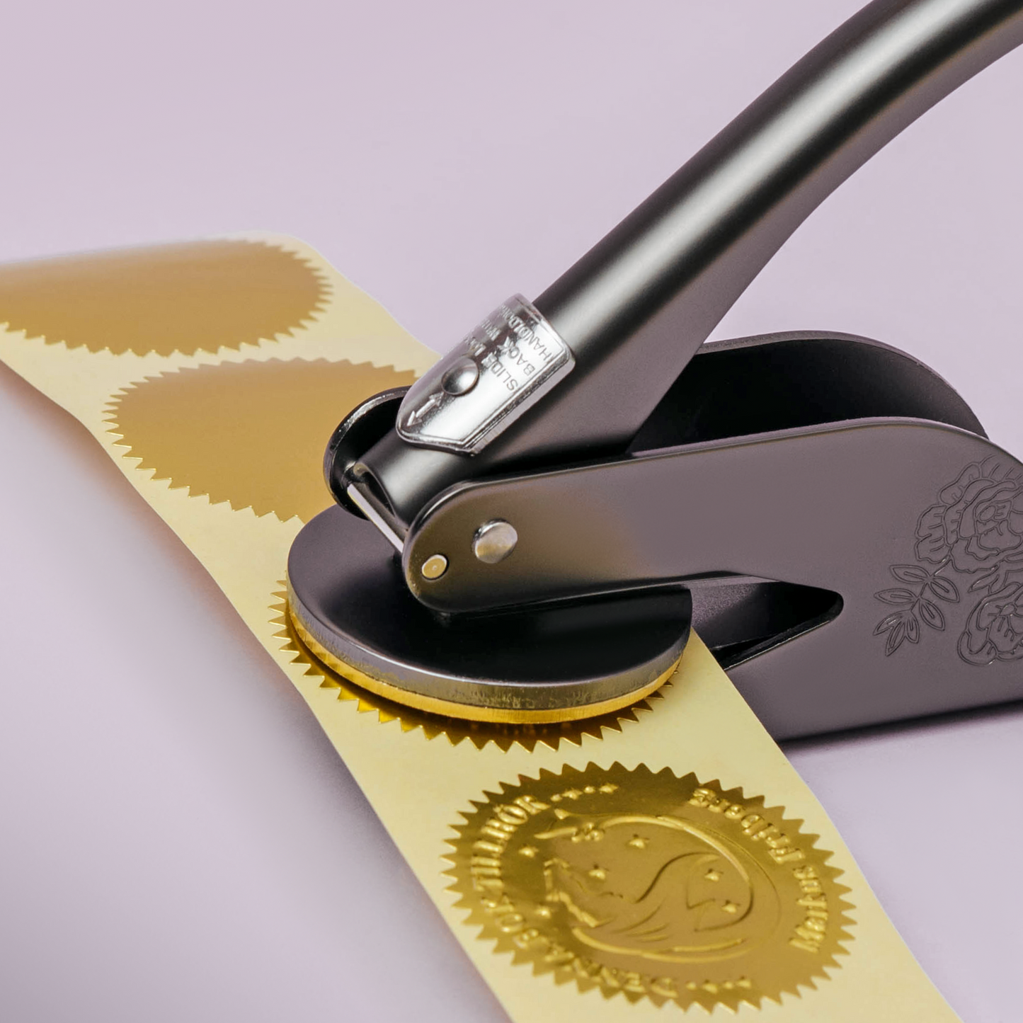 Goud- en zilverkleurige stickers met duidelijke boekenstempelafdrukken – exclusieve boekmarkering.