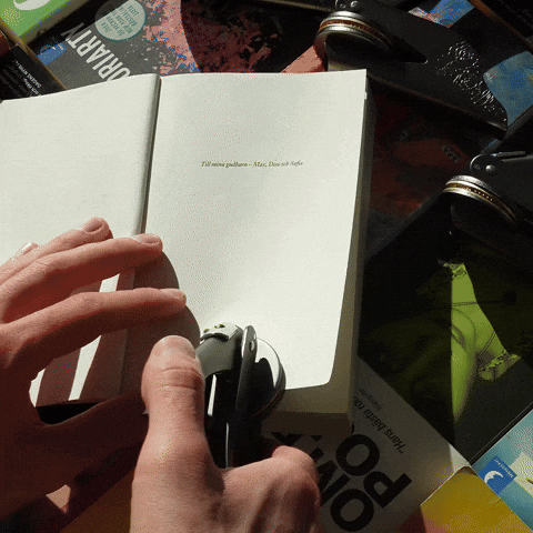 Animatie die laat zien hoe een persoonlijke boekenstempel op een boek wordt gebruikt.