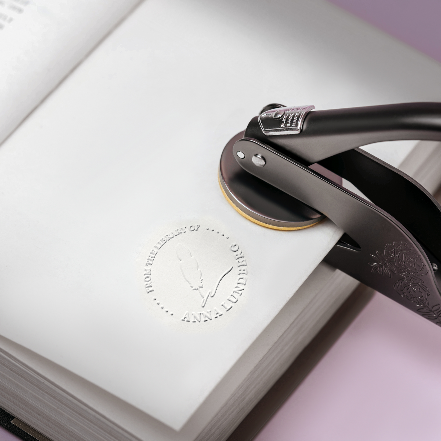 Persoonlijke boekenstempel wordt gebruikt om een boekenpagina te voorzien van een reliëfafdruk met naam en design.